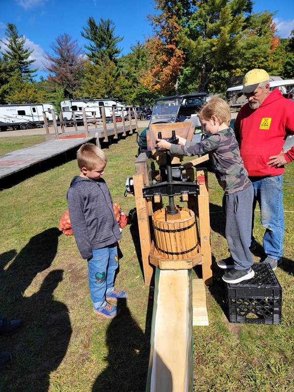FALL IS FAMILY AND APPLE PICKING!