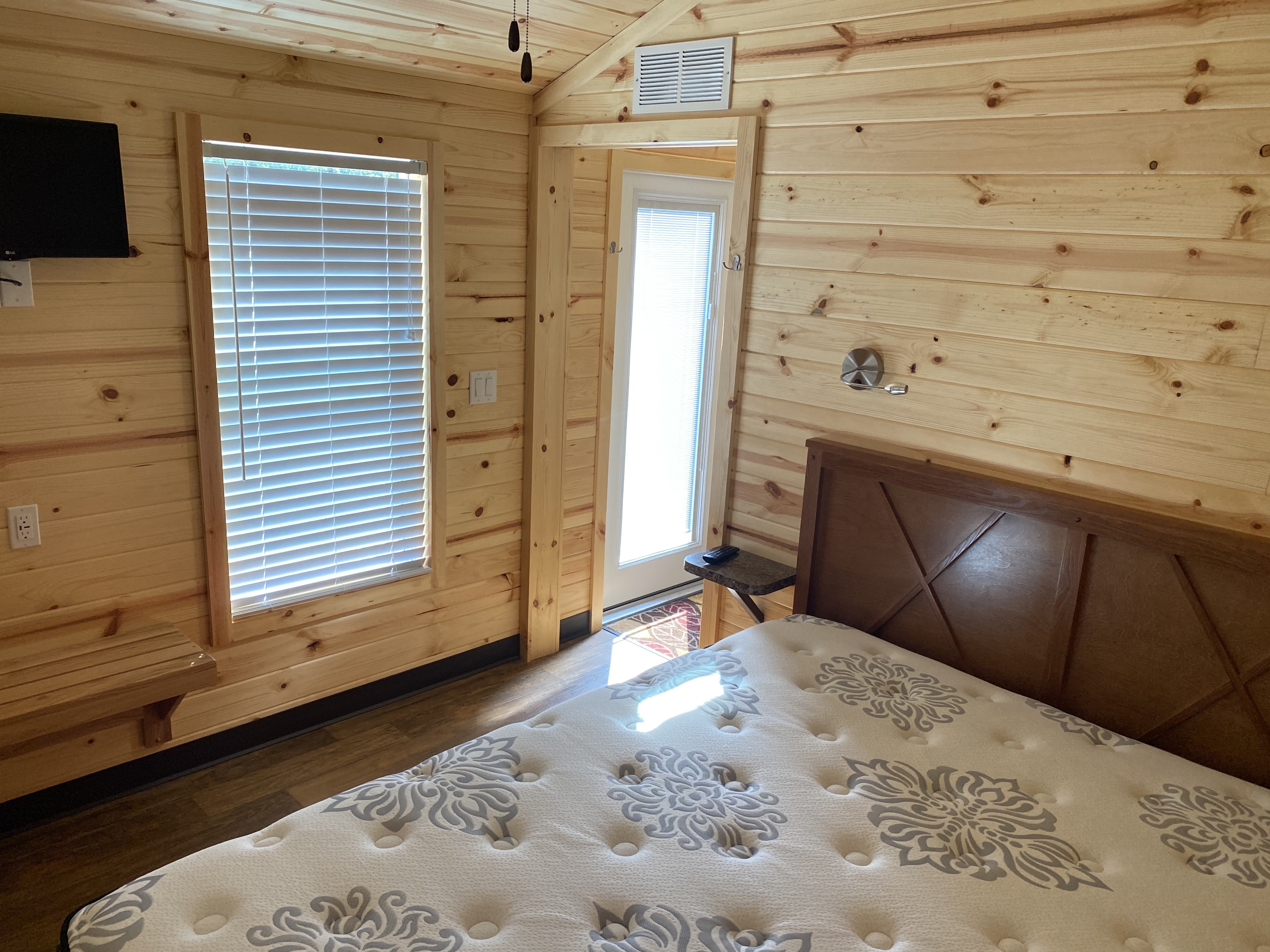 Handicap Friendly Deluxe Cottage bedroom
