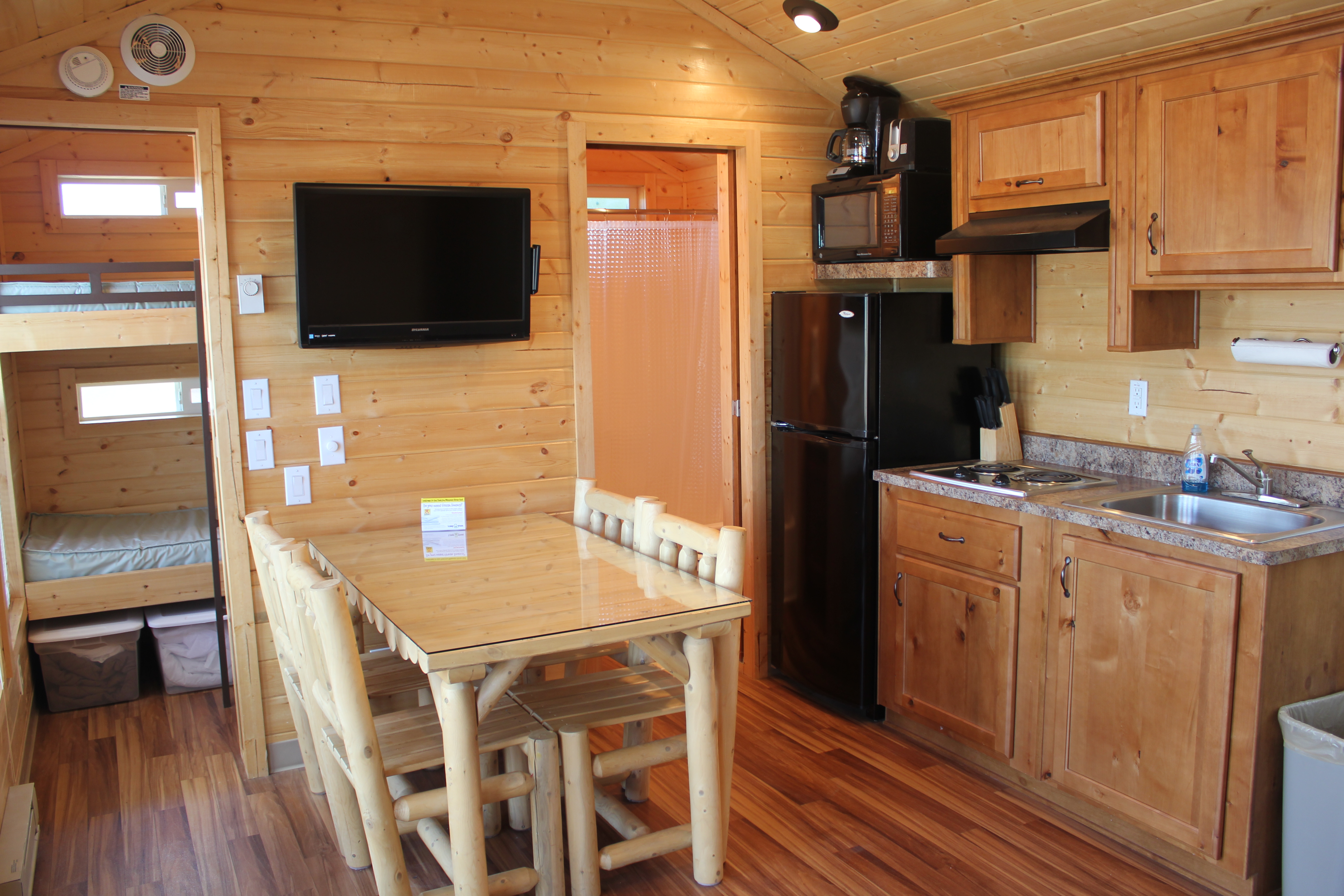 INSIDE DELUXE LODGE