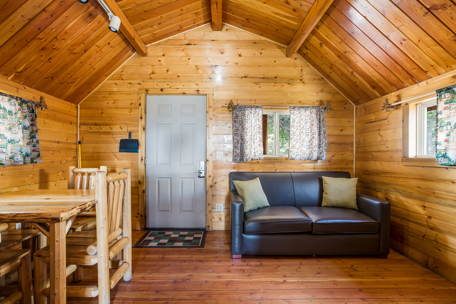 DC506 - Deluxe Cabin, 2 Bedroom Queen Bed (Full Bath with Shower) – Sleeps 4