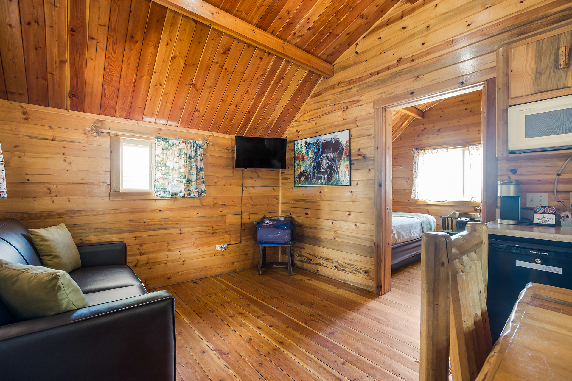 DC506 - Deluxe Cabin, 2 Bedroom Queen Bed (Full Bath with Shower) – Sleeps 4