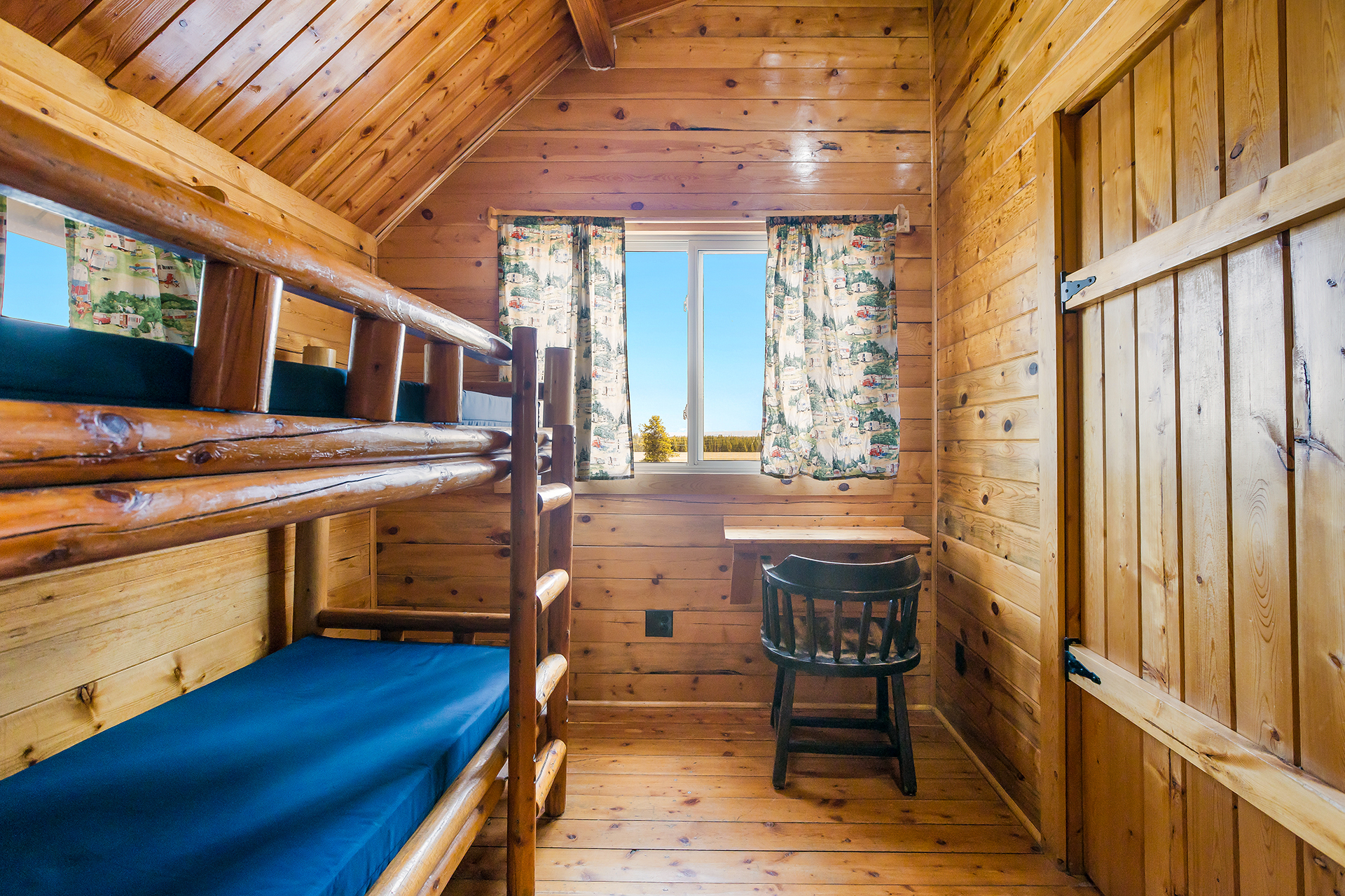 DC512 - Deluxe Cabin, 2 Bedroom Double+BB (Full Bath with Shower) – Sleeps 4