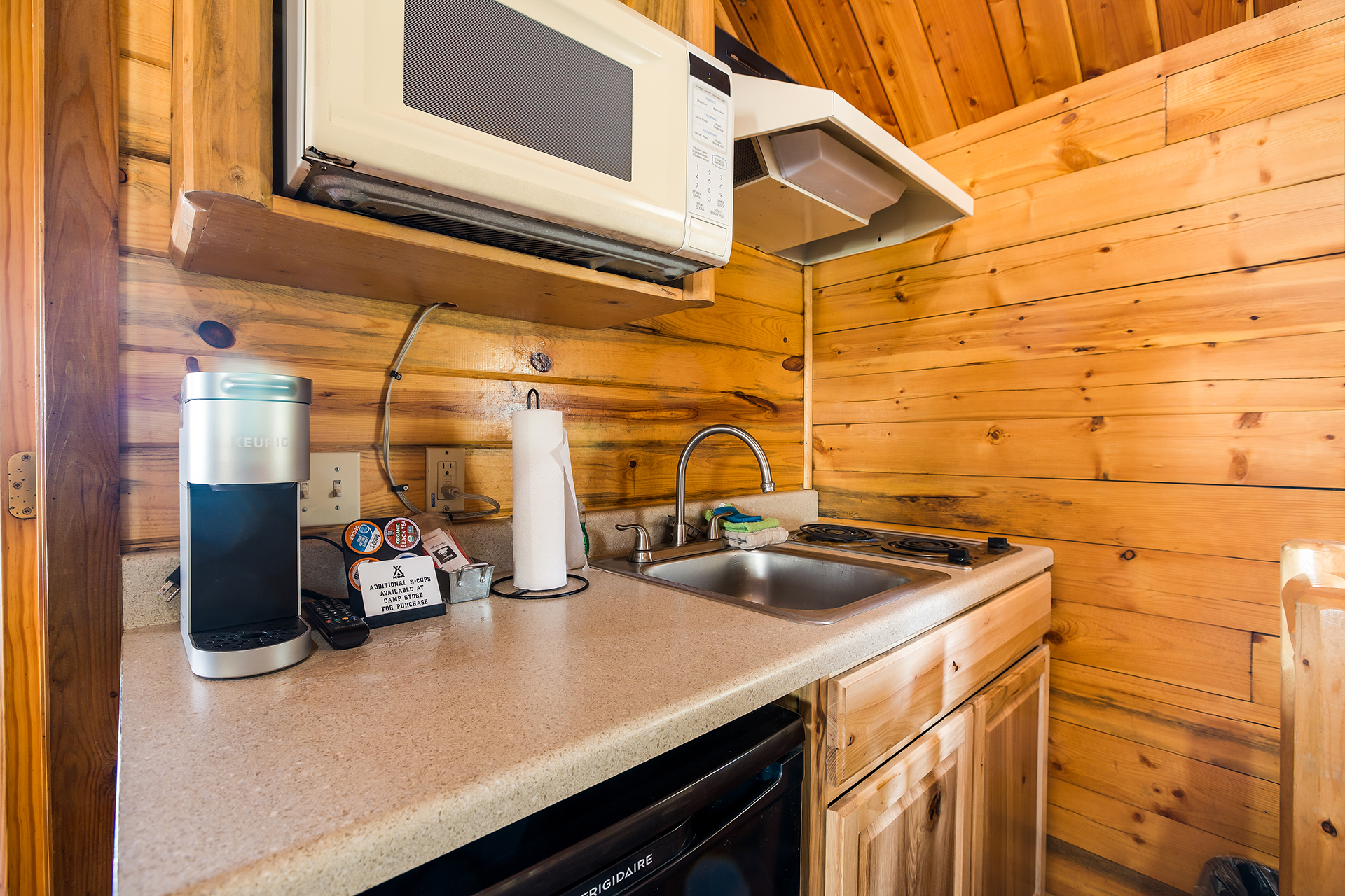 DC506 - Deluxe Cabin, 2 Bedroom Queen Bed (Full Bath with Shower) – Sleeps 4
