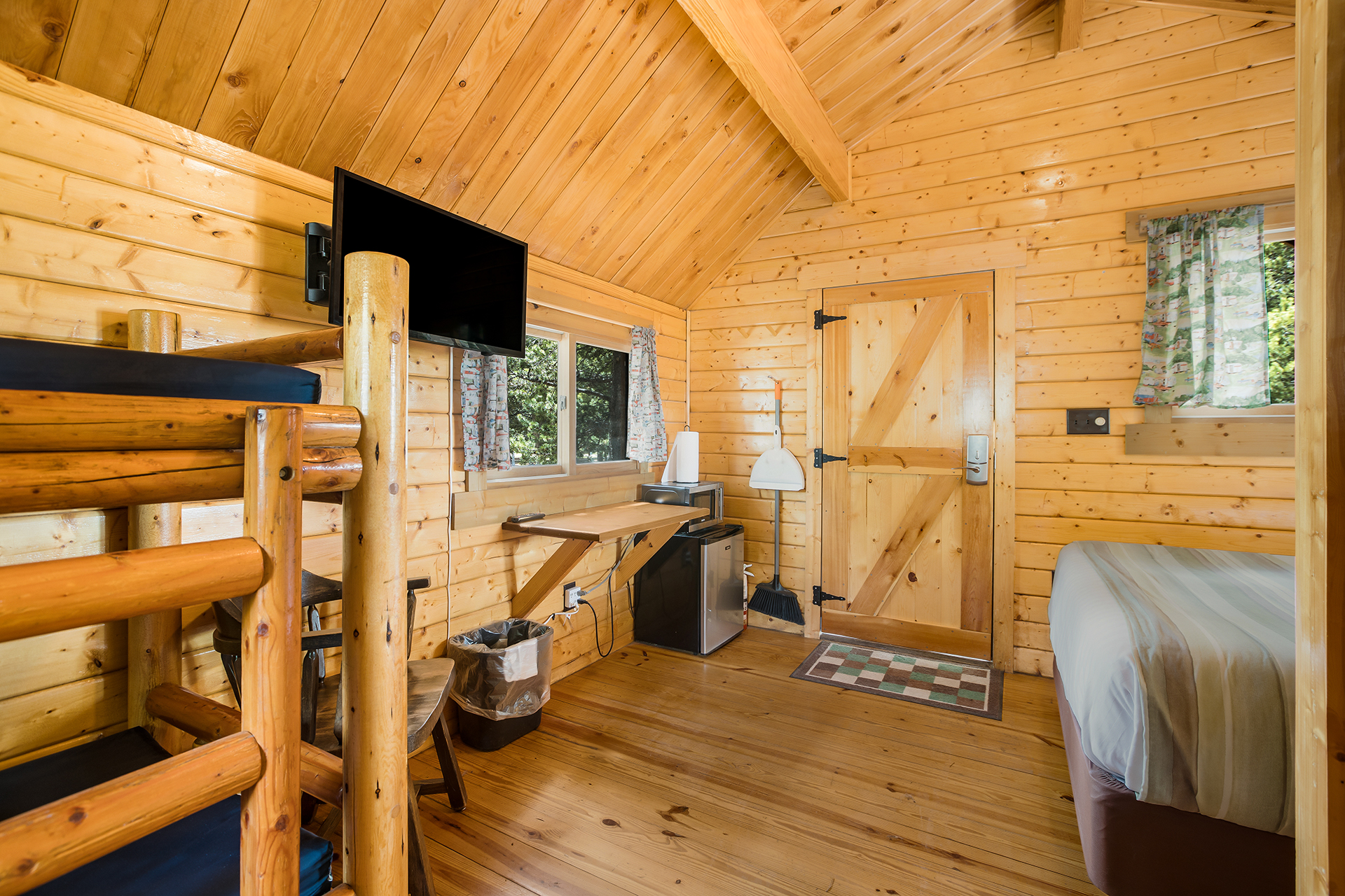 DC419 - Deluxe Cabin, 1 Bedroom (Full Bath with Shower) – Sleeps 4