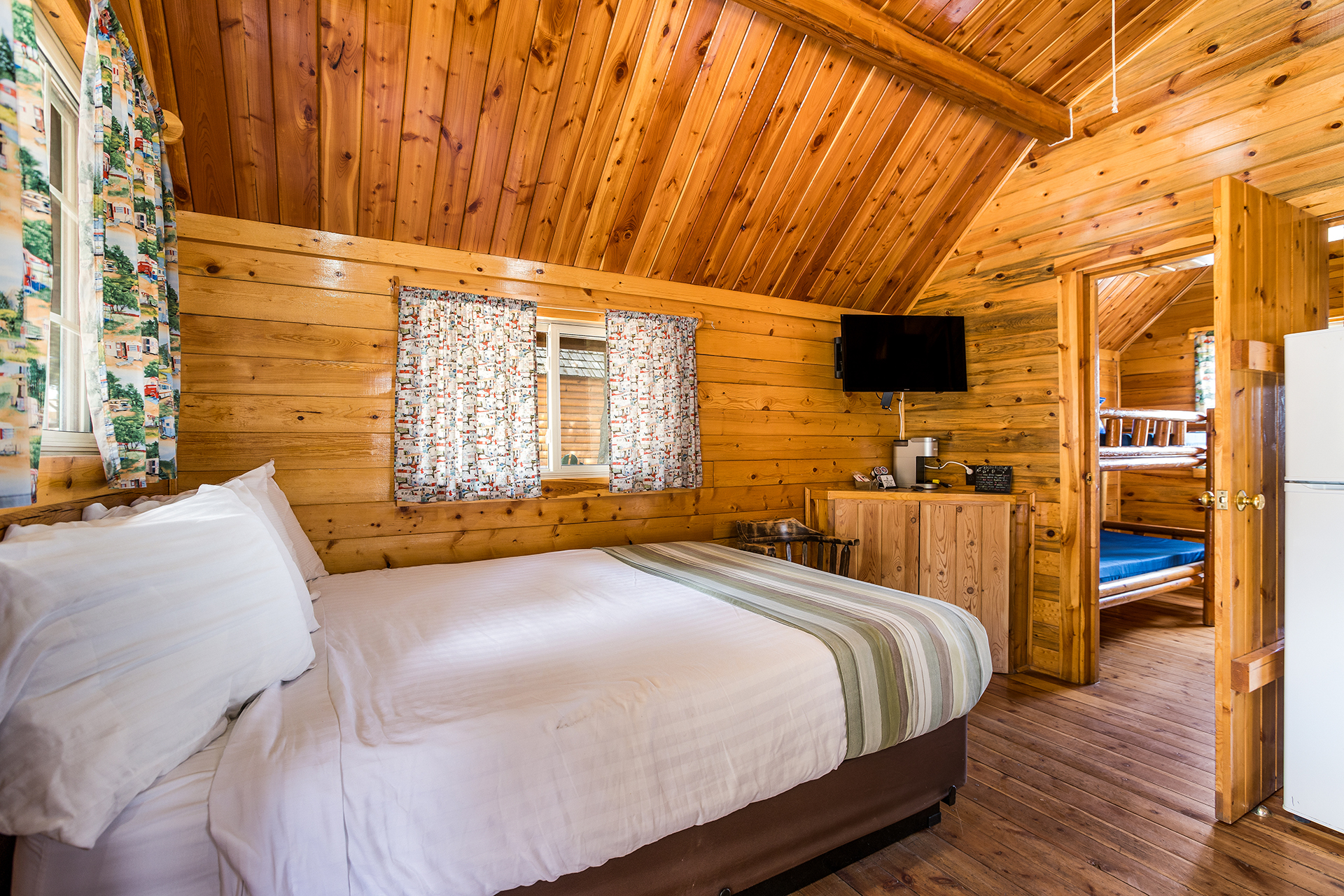 DC512 - Deluxe Cabin, 2 Bedroom Double+BB (Full Bath with Shower) – Sleeps 4