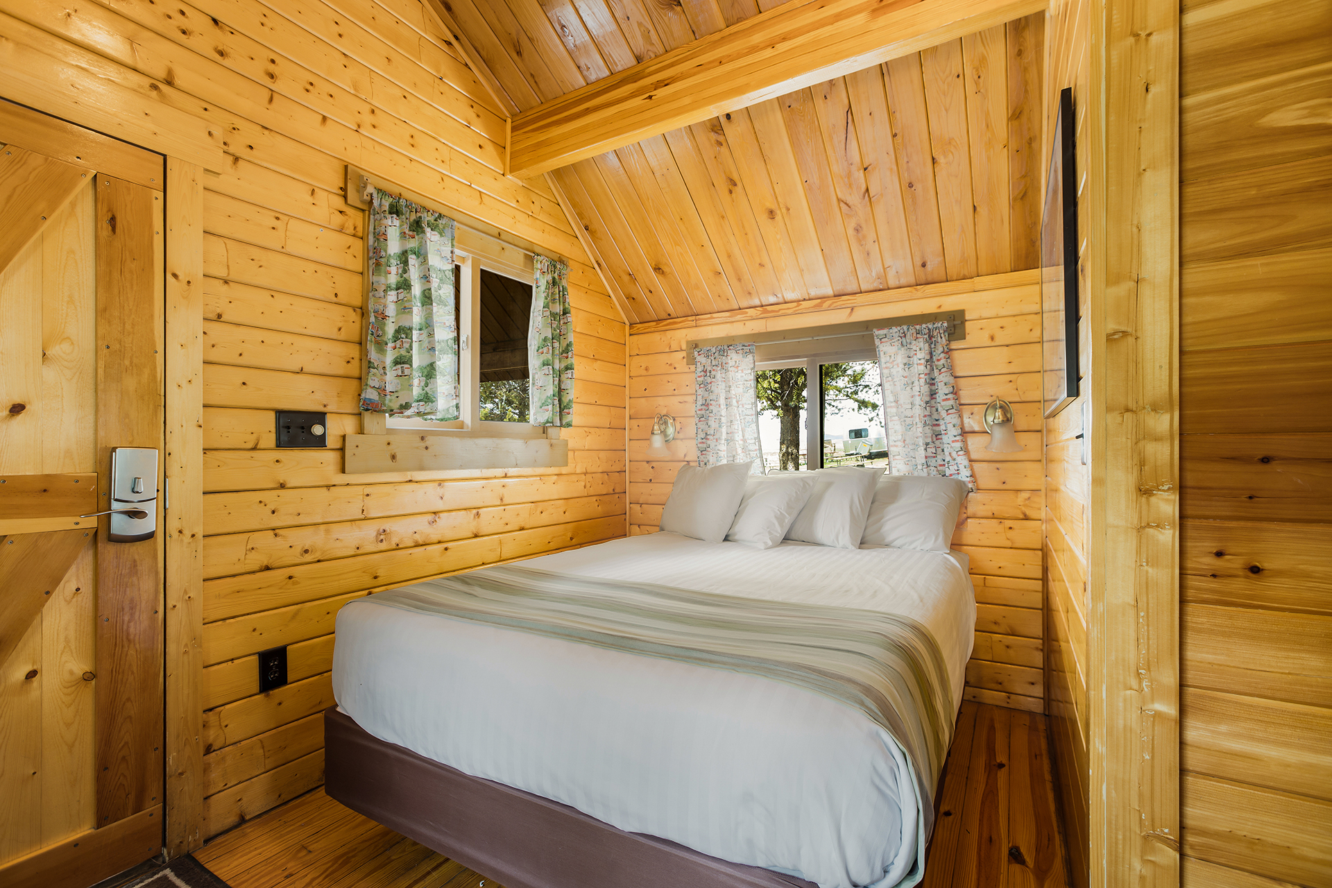 DC419 - Deluxe Cabin, 1 Bedroom (Full Bath with Shower) – Sleeps 4