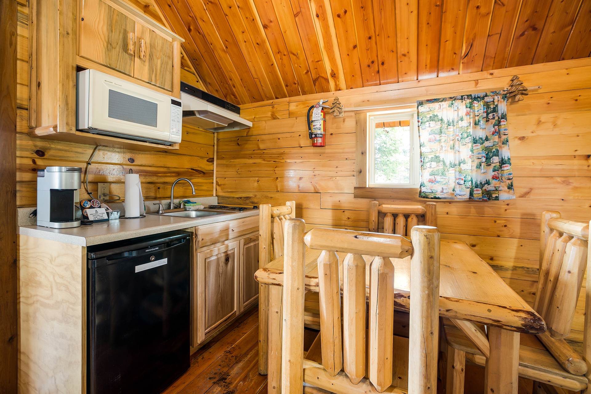 DC506 - Deluxe Cabin, 2 Bedroom Queen Bed (Full Bath with Shower) – Sleeps 4