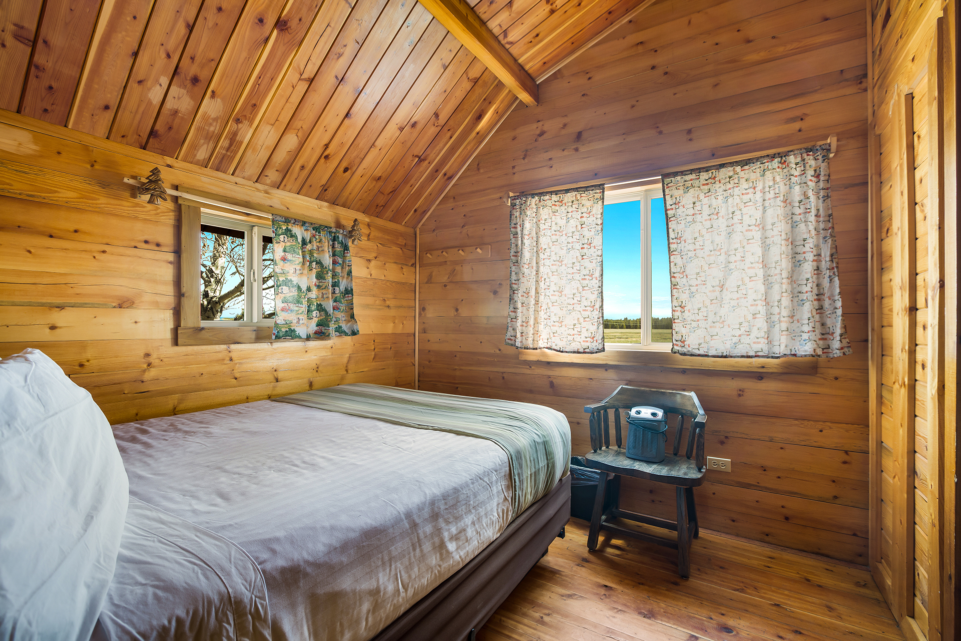 DC506 - Deluxe Cabin, 2 Bedroom Queen Bed (Full Bath with Shower) – Sleeps 4