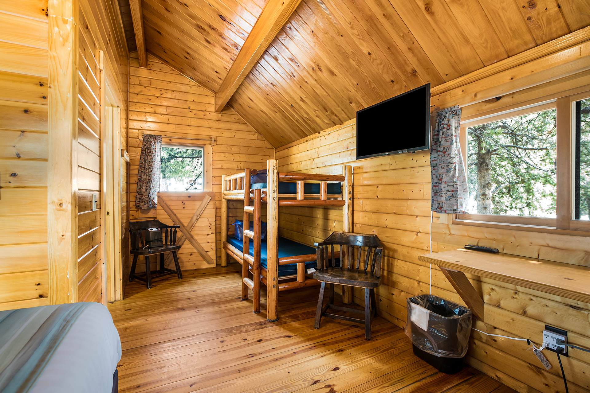 DC419 - Deluxe Cabin, 1 Bedroom (Full Bath with Shower) – Sleeps 4