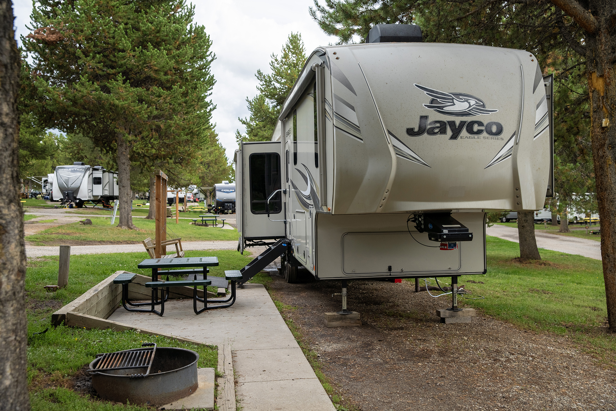 RV 580 - Pull-Thru 50/30 AMPS FHU Patio (OLD - RV 164, Deluxe Site)