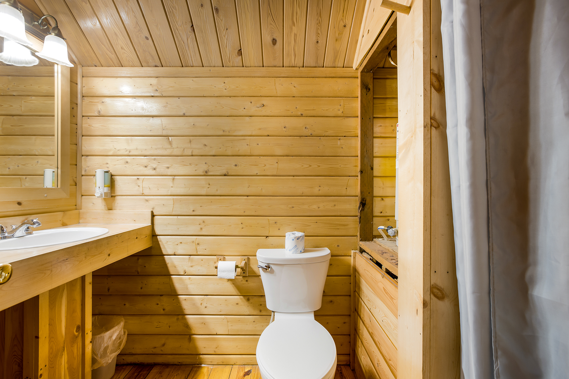 DC419 - Deluxe Cabin, 1 Bedroom (Full Bath with Shower) – Sleeps 4