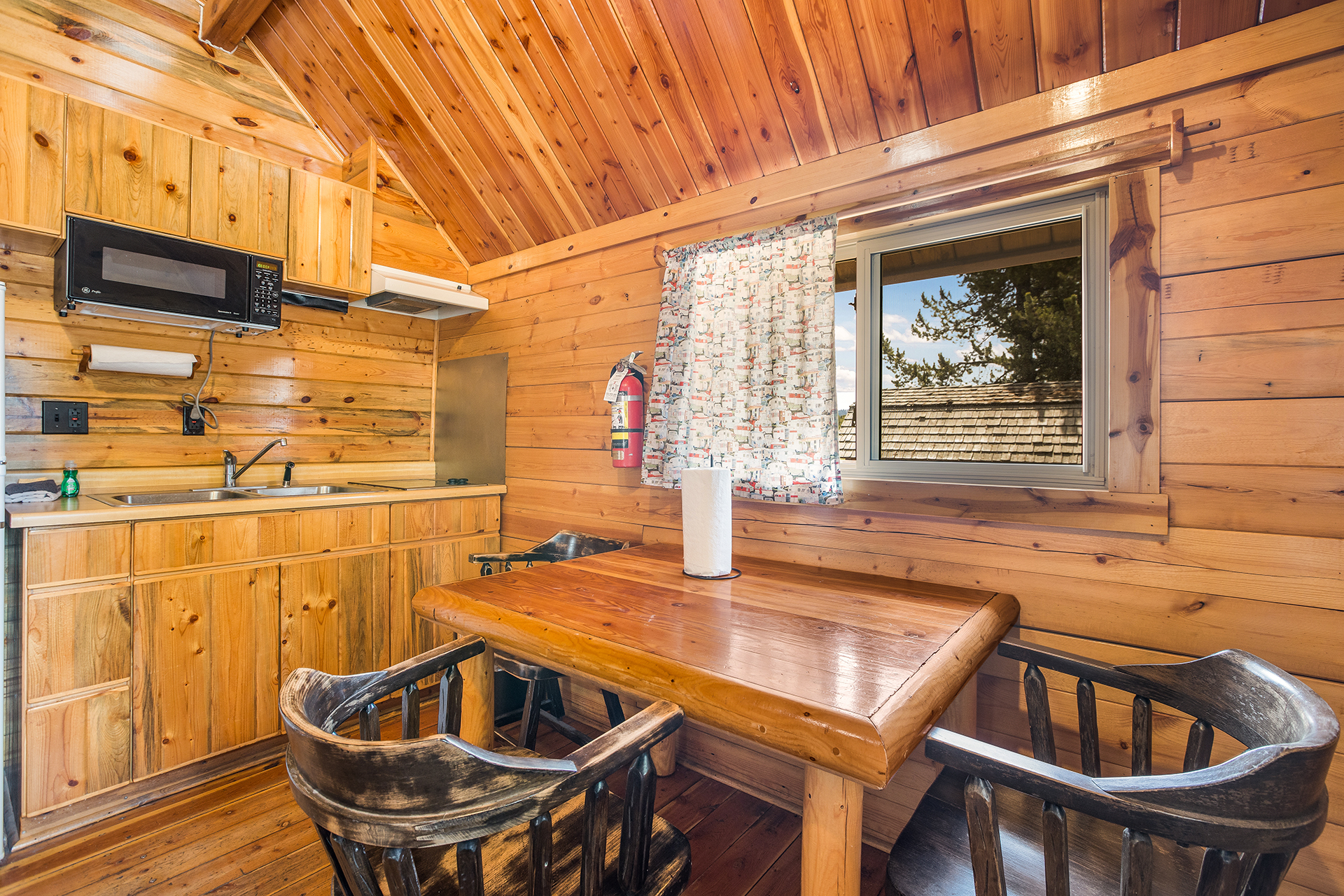 DC512 - Deluxe Cabin, 2 Bedroom Double+BB (Full Bath with Shower) – Sleeps 4