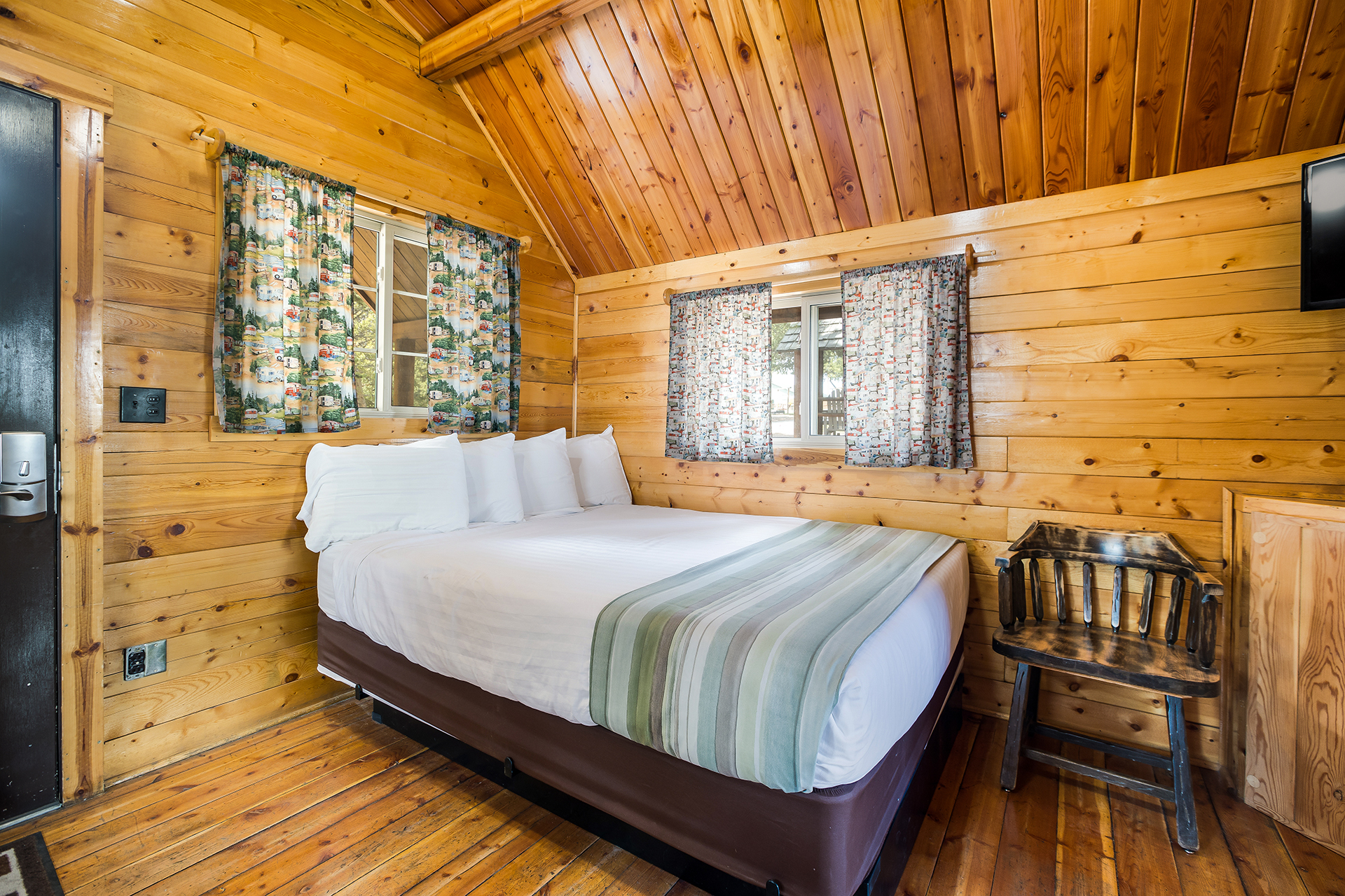 DC512 - Deluxe Cabin, 2 Bedroom Double+BB (Full Bath with Shower) – Sleeps 4