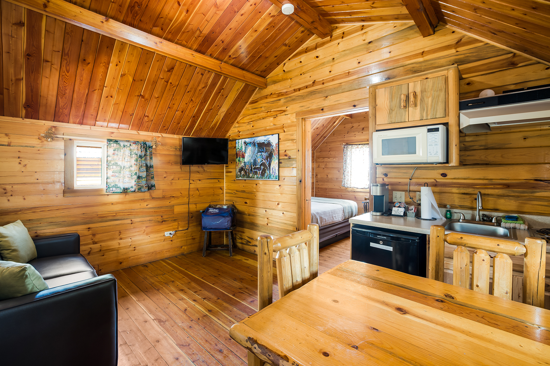DC506 - Deluxe Cabin, 2 Bedroom Queen Bed (Full Bath with Shower) – Sleeps 4