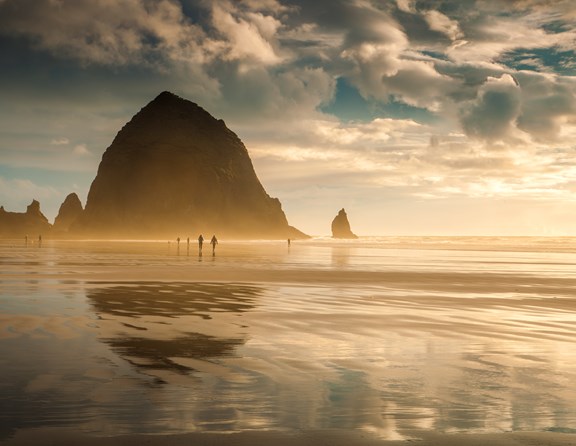 Camping along the Oregon coast is an ocean-lovers dream.  The numerous towns, beaches, attractions and sites along the entire coast offer something perfect for everyone! Tent or RV camping along the Oregon coast is a fun experience that allows you to get close to the action and natural beauty of the area.  Or choose to stay in a cabin accommodation for another fun way to experience this region. Campers can choose a campground as a base and explore from there, or travel from one end of the coast to the other while stopping to stay and camp along the way. KOA has five campgrounds along the length of the Oregon coast and each one offers unique features and amenities that complement their respective locations.